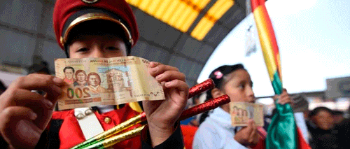 Gobierno defiende bonos sociales como “amortiguador” del ajuste lanzado con el decreto de emergencia