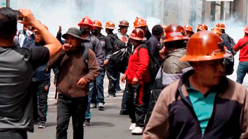 DS 5503: Mineros asalariados se retiran de la Casa Grande del Pueblo tras reunirse con el Gobierno