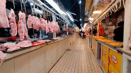 Mercados vacíos y mesas más pequeñas: la Nochebuena golpeada por la crisis