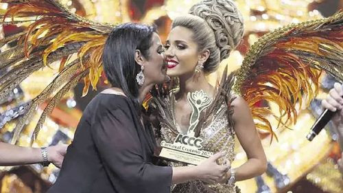 Aitana Tufiño Cronenbold es coronada como reina del carnaval cruceño 2024