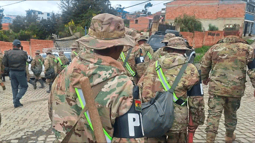Estamos preocupados por lo que está sucediendo”: Defensa Civil y militares refuerzan evacuaciones en La Paz tras deslizamientos