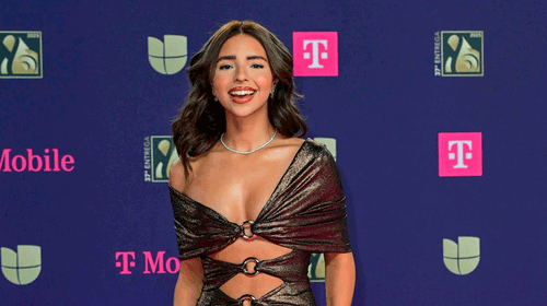 Ángela Aguilar dedica su premio a los migrantes y recuerda a su abuelo en Premios Lo Nuestro 2025