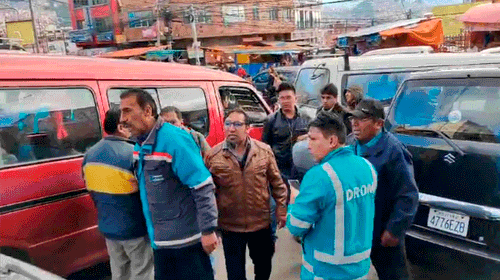 Enfrentamientos entre choferes y funcionarios municipales por alza de pasajes en La Paz
