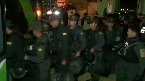 Policías de Santa Cruz se dirigen a Yacuiba para intervenir bloqueo en ruta internacional