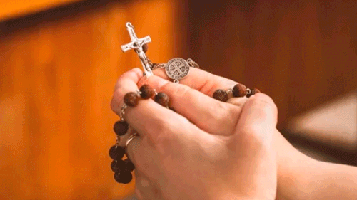  Hombre es Sentenciado a 25 Años por Violación de Su Propia Hija y Pide Perdón Frente a una Virgen 