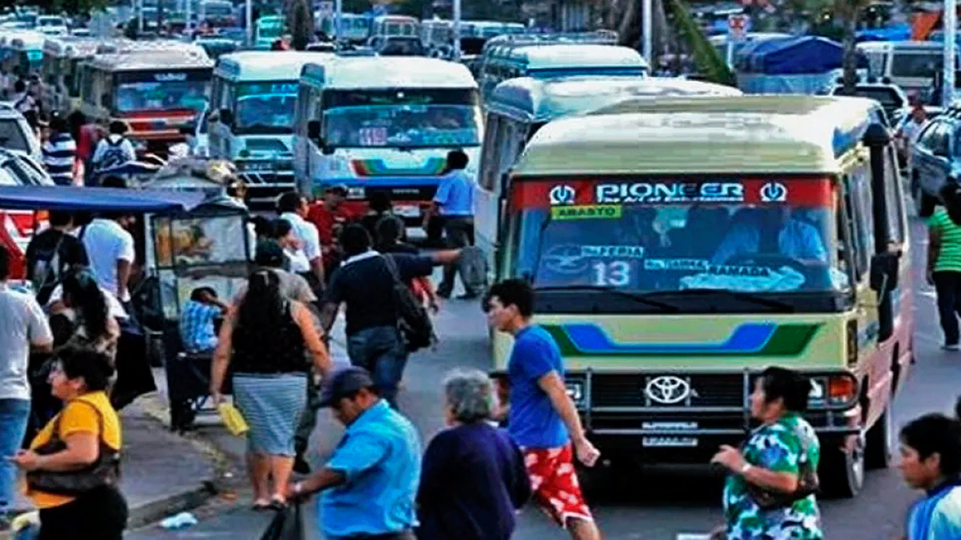 Denuncian cobros excesivos en el transporte público de Santa Cruz