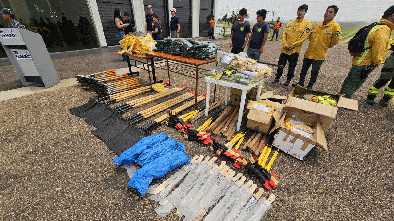 Gobierno entrega equipamiento a bomberos forestales en Santa Cruz