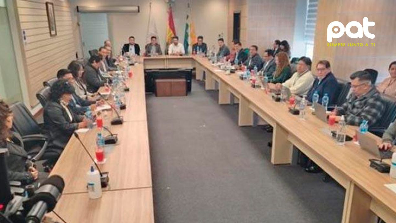 http://www.redpat.tv//uploads/Gobierno_y_sector_industrial_firman_acuerdo_sobre_importacion_de_combustibles_727cde49a4.jpg