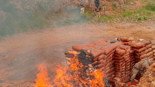 Aduana destruye productos de contrabando incautados en rutas alternas de Tarija