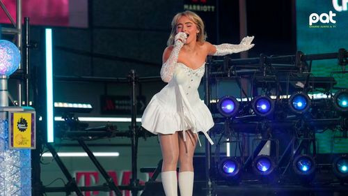 Sabrina Carpenter evalúa prohibir celulares en sus conciertos para mejorar la experiencia del público