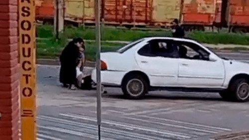 Persecución y doble robo: Atracan una avícola y roban el auto de una mujer para fugar