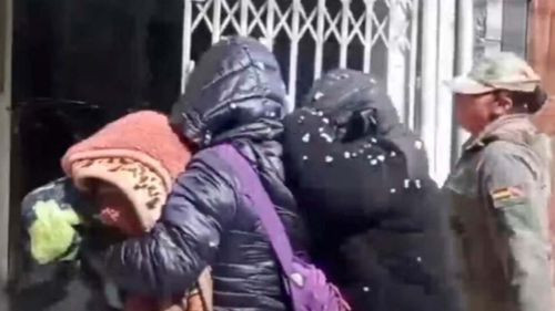 Aprehenden a dos mujeres peruanas que pidieron “permiso” para robar durante el Carnaval de Oruro