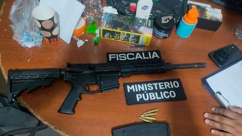 Fiscalía abre investigación por hallazgo de un fusil AR-15 en vivienda de un fiscal