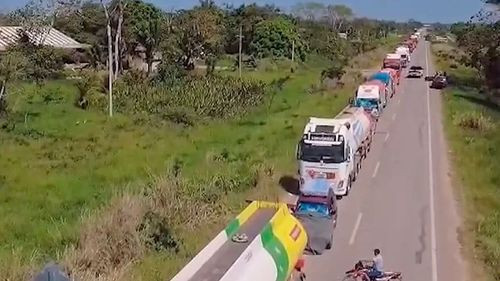 Tercer día de bloqueo en la ruta al Beni deja largas filas de vehículos