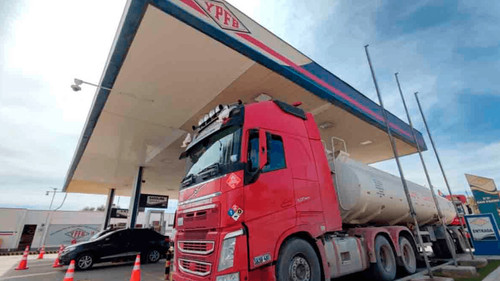 Imagen de YPFB asegura que la gasolina aditivada es segura y descarta daños en vehículos