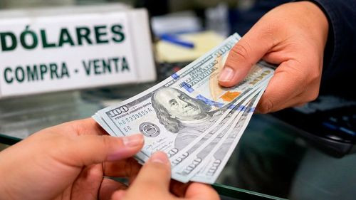 Dólar vuelve a bajar y se cotizará en Bs 12,08 este martes