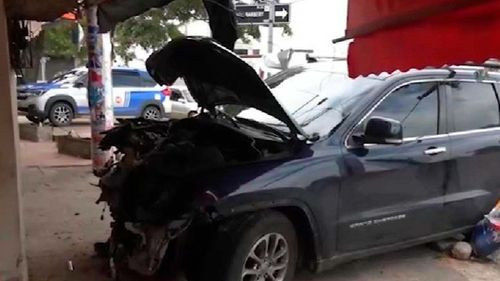 Vehículo choca contra licorería en zona sur de Santa Cruz de la Sierra