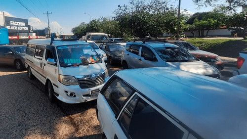 Escasez de combustible y obras viales generan largas filas y caos vehicular en Santa Cruz