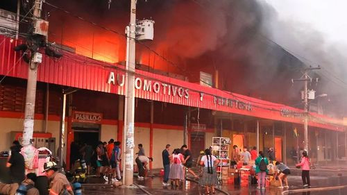 Gobierno despliega helicópteros y militares para apoyar el control del incendio en Barrio Lindo