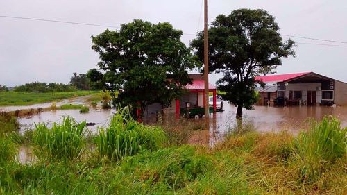 Guarayos: familias usan canoas  para sobrevivir mientras cultivos y  caminos quedan bajo el agua