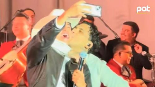 El joven que subió al escenario con Christian Nodal revela cómo se sintió tras el beso