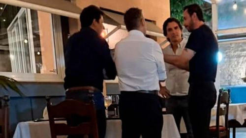JP Velasco y Mamén Saavedra se  encontraron en un restaurante  de la capital cruceña