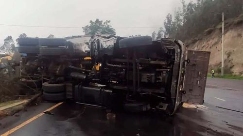 Camión vuelca en la carretera al norte antes de Warnes y deja dos heridos