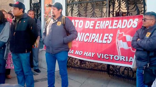 Sindicato de trabajadores municipales bloquea el edificio central de la Alcaldía de Potosí