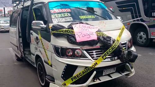 Chofer sorprende con minibús decorado por Halloween en El Alto