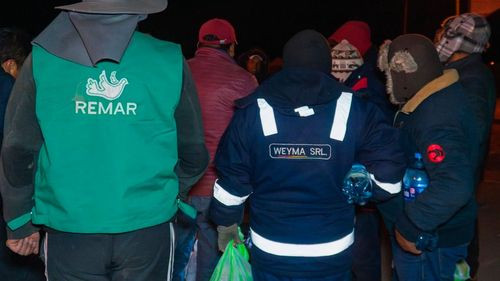 REMAR Bolivia brinda ayuda solidaria a camioneros bloqueados