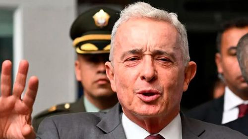 Justicia de Colombia libera a Uribe mientras apela condena