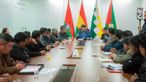 Alcaldía y choferes acuerdan trabajar contra el trameaje