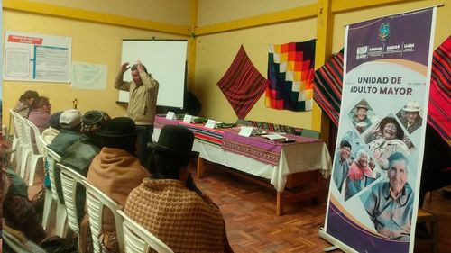 Seminario de medicina tradicional reúne a adultos mayores en El Alto