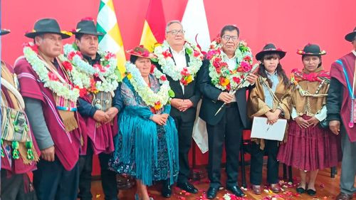 Roberto de la Cruz asume como rector de la UNIBOL Aymara