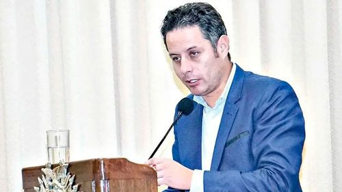 Lara cuestiona a Espinoza y pide su renuncia por la compra de un vehículo