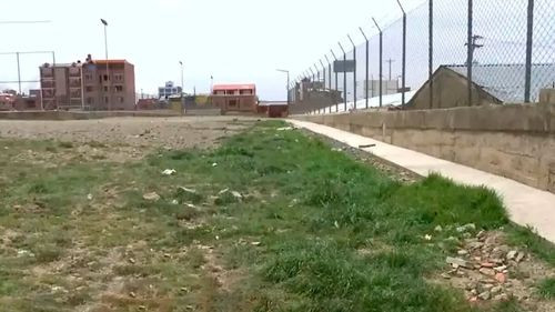 Vecinos hallan el cuerpo de una mujer en una cancha de El Alto