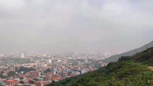 La neblina cubre la ciudad de Cochabamba y el Senamhi prevé lluvias hasta el sábado