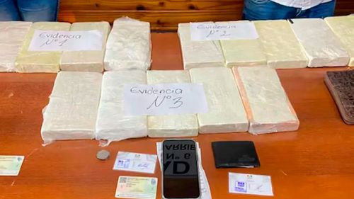 Tres bolivianos detenidos en Paraguay con droga escondida en un bus