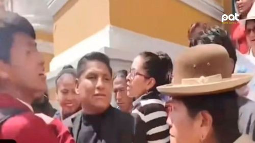 Joven es agredido al preguntar sobre política a Héctor Arce en Plaza Murillo