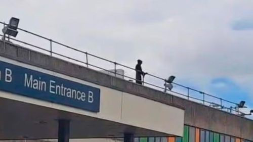 Hombre disfrazado de la Muerte causa alarma en hospital de Gales