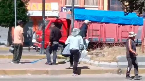 Vecinos desbloquean vías en El Alto y denuncian agresiones de grupos vandálicos