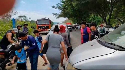 Padres de familia inician bloqueo indefinido en Chimoré Padres de familia inician bloqueo indefinido en Chimoré