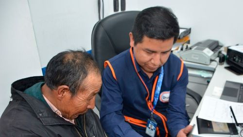 Adulto mayor de El Alto recibe documentos de identidad tras gestión del Ministerio de Justicia