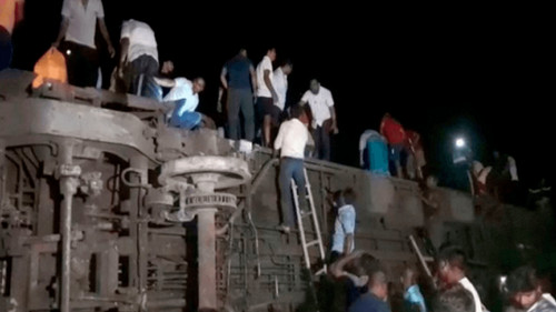 Tragedia en la India: Más de 120 muertos y 400 heridos en triple choque de trenes