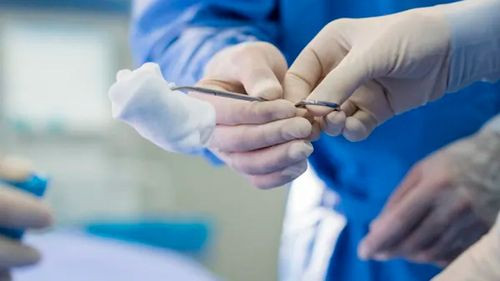 Mujer denuncia que personal médico olvidó gasa en su vientre durante una cesárea