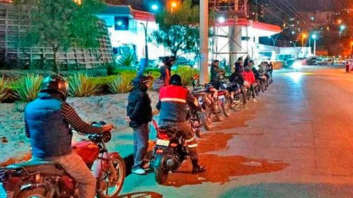 Largas filas persisten en surtidores de Sucre