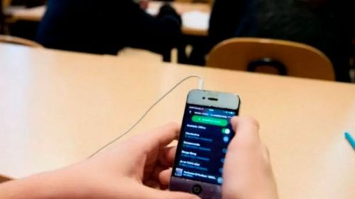 Educación prohíbe celulares en aulas en 2026