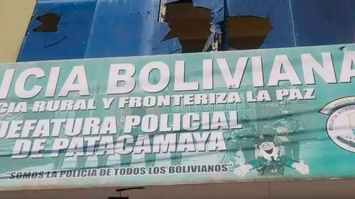 Encapuchados agreden a policías en Patacamaya