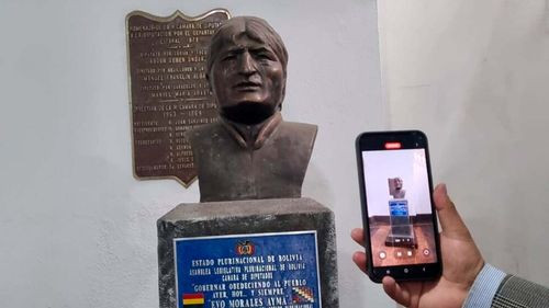 Evo considera que retirar su busto de la Asamblea es «reverencia al Rey de España»