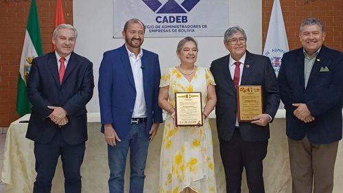 Dos administradores de empresas reciben el “Birrete de Oro” por su mérito profesional